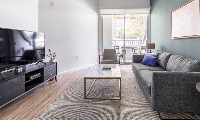 Westchester Apartamento | Sleek Westchester 1BR w/ Gym, Pool, nr. Venice Beach, by Blueground