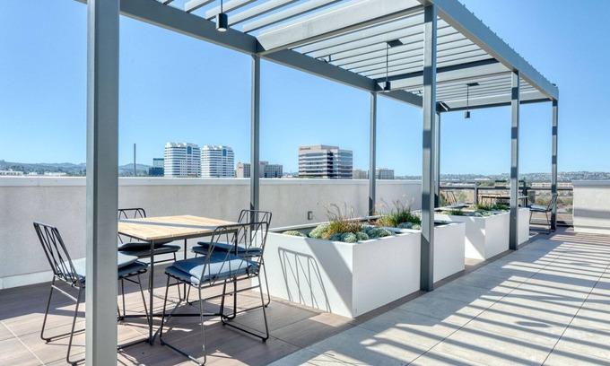 Warner Center Apartamento | Sleek Woodland Hills 1BR w/ Pool & Gym, near Warner Center, by Blueground