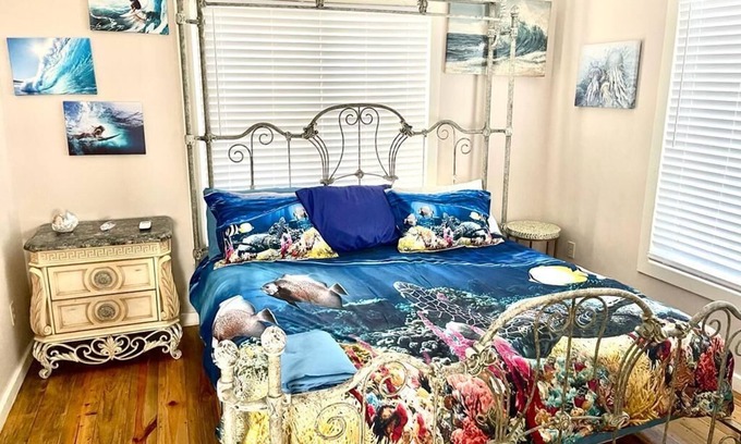 Isla de Utila Casa | Sleep 10 in this Utila Suite, complete with full kitchen.