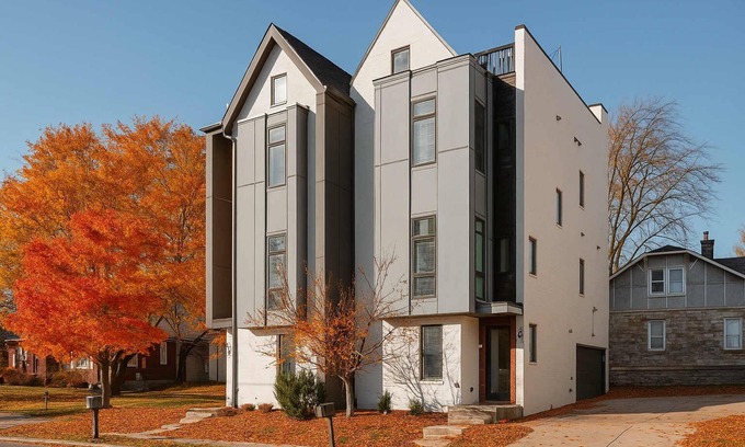 East Hill Casa | The Johnny - Stylish Nashville Home With Rooftop Lounge
