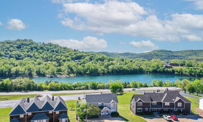 Holiday Island Condominio | Sleep 11 comfortably, summer calendar booking fast! Walk to lake & marina!
