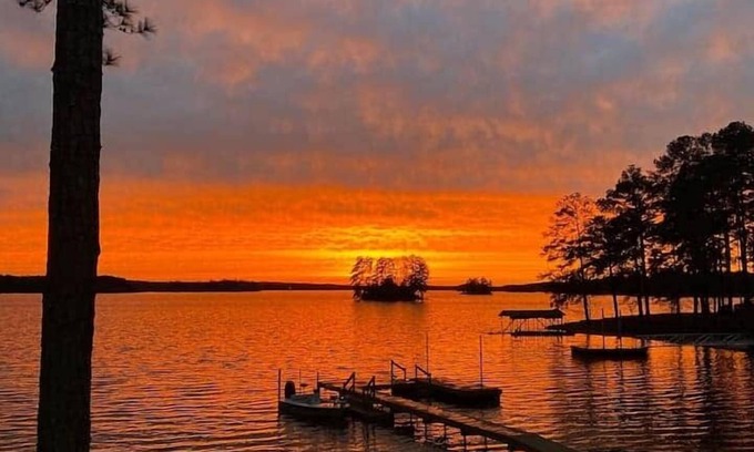 Camden Casa | Sleep 30: Lakefront Wateree Compound in a Cove!