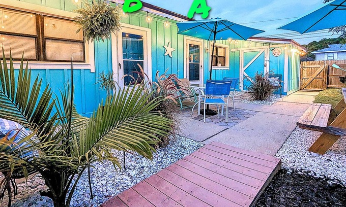 Crescent Beach Cabaña | Sleep 6 comfortably, steps from the Beach!