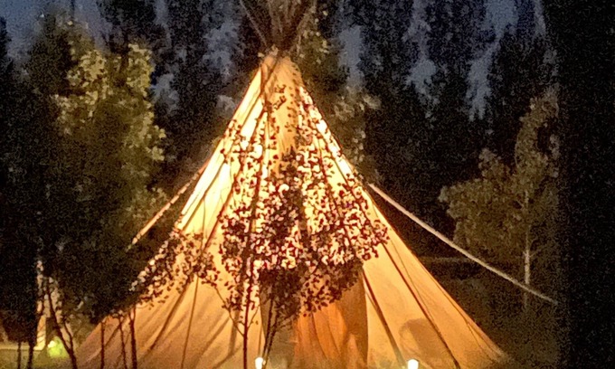 Bozeman Cabina | Duerma con comodidad, estilo tipi, bajo las estrellas, manténgase caliente alrededor del fuego