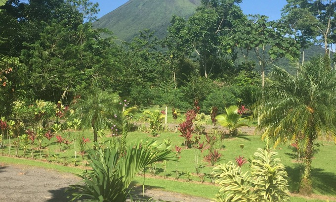 La Fortuna Hotel | Sleep VIP con habitación privada con vistas al Volcán Arenal