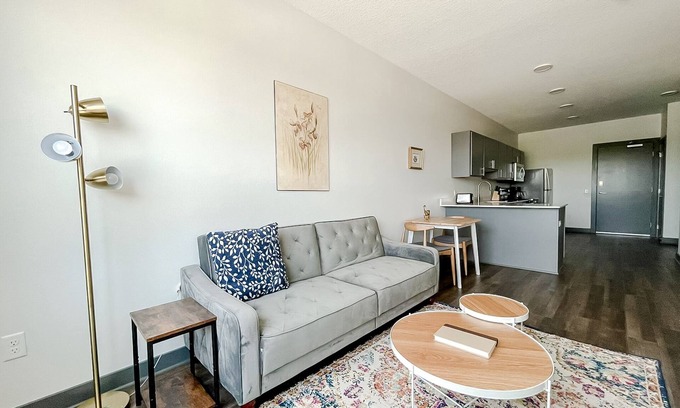 West Des Moines Apartamento | Sleepover: Alluring 1BD/1BA - Des Moines