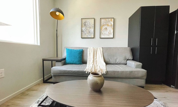 NoDo District Casa | Sleepover: Chic 1BD/1BA + Gym - Downtown Omaha