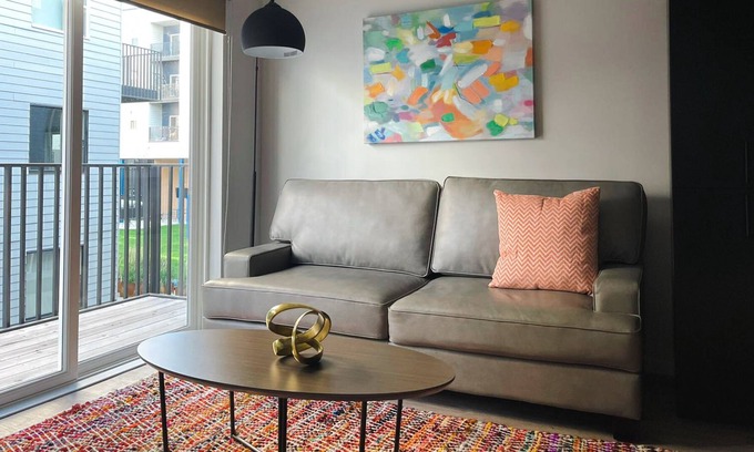 NoDo District Apartamento | Sleepover: Enticing 1BD/1BA + Balcony- Downtown Omaha