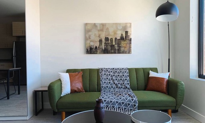 Des Moines Apartamento | Sleepover: Extraordinary Studio + Gym- Des Moines