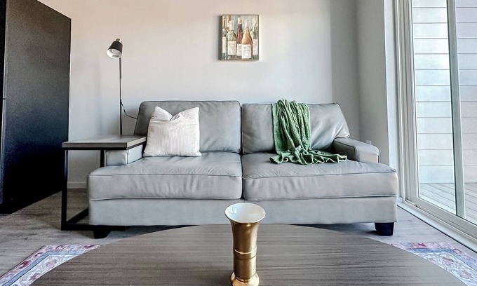 Downtown Omaha Apartamento | Sleepover: Neat 1BD/1BA + Balcony- Downtown Omaha
