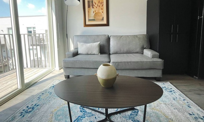 Downtown Omaha Apartamento | Sleepover: Prime 1BD/1BA + Balcony- Downtown Omaha