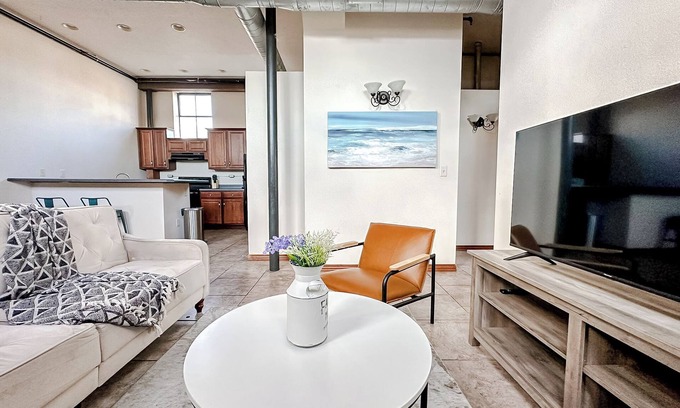 West Central Apartamento | Sleepover: Stylish 2BD/1BA Condo- Downtown Springfield