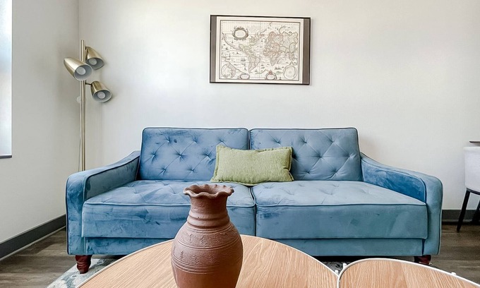 West Des Moines Apartamento | Sleepover: Superior 1BD/1BA + High Ceilings - Des Moines