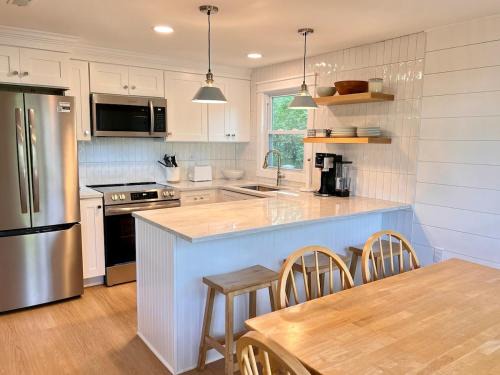 Ogunquit - Wells Casa | Sleeps 10, Approx 1 Mile to the Beach, Fully Renovated in 2025
