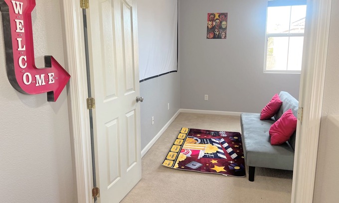 West Sacramento Casa | Sleeps 10 Centrally Located w/Theater Room