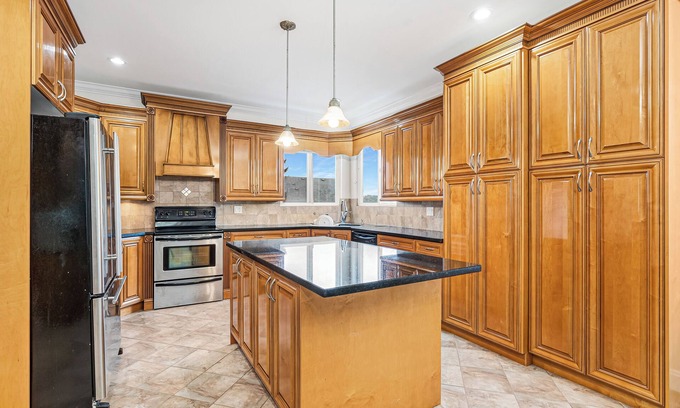 Surrey Casa | Sleeps 10 close to skytrain king bed