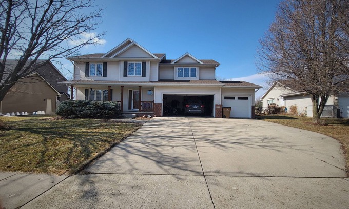 Grimes Casa | Sleeps 10, spacious home w/1 acre yard, 4 Bedrooms