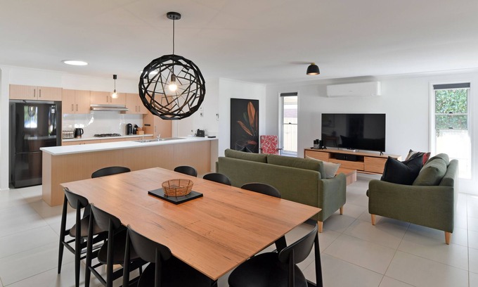 Manyana Casa | Sleeps 11. All linen and towels provided. Pets welcome. Lovely house.