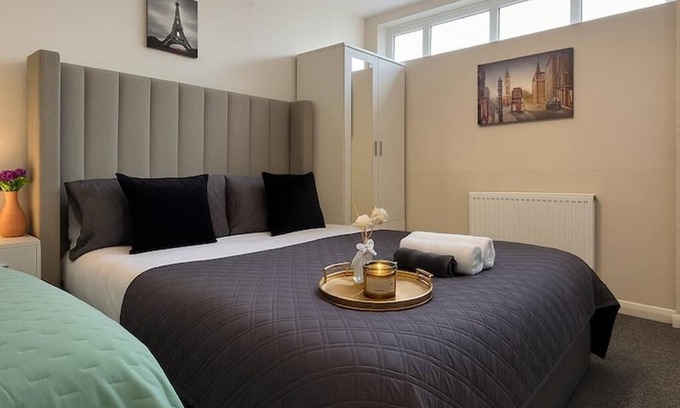 Island Gardens Casa | Sleeps 11 - Family and Contractor Home -Free Parking Near Canary Wharf, ExCel,O2