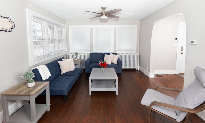 Indianapolis Casa | Sleeps 11! Huge 4 bd 2.5 ba Updated Farmhouse, 12 min to Downtown!