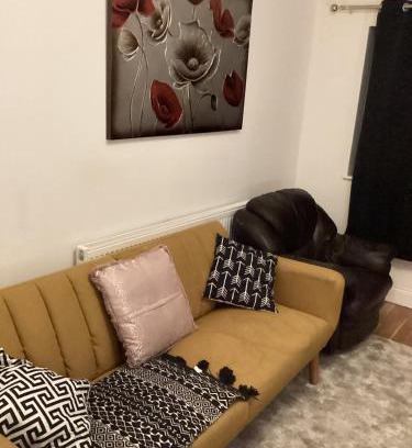 River Casa | Sleeps 11 -Pets Ok - Private Garden - Free Parking