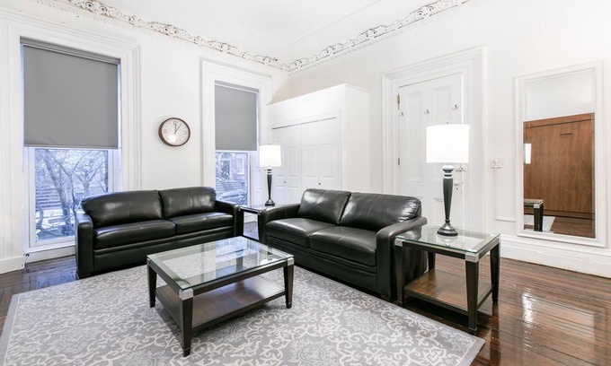 Historic Downtown Casa | Sleeps 12 - 3 Bedroom - 2 Bath - 6 Beds - BBQ - Yard - Just 7 minutes to NYC tera