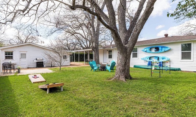 Seguin Otro | Sleeps 12, 8 beds, 2 Units (3/2 & 1/1), 100% Fenced-In & Very Private by TLU