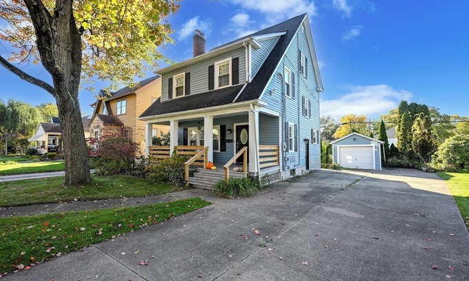 Akron Casa | Sleeps 12 + BBQ + AC + Outdoor Smoking Allowed