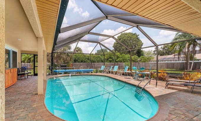 McGregor Casa | Sleeps 12! Centrally located in Ft Myers. Easy access to beaches and downtown.