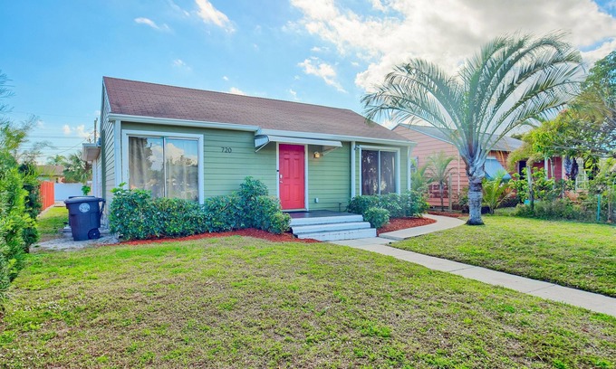 Southwest Casa | Sleeps 12 - House + Guest Apt - Plenty of parking