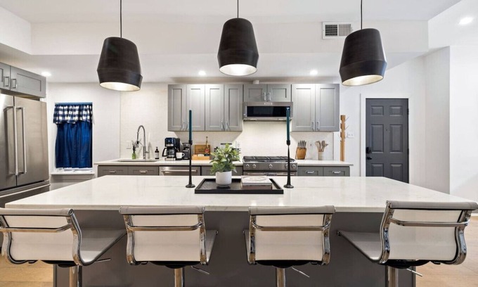 Central Northside Casa | Sleeps 12, Mxn Streets