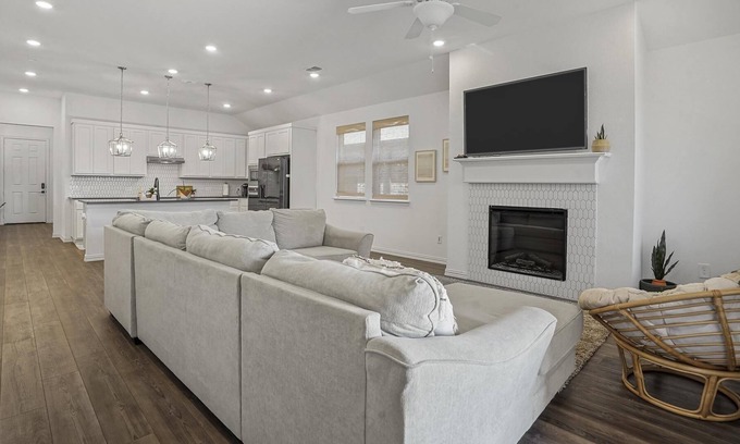 Haslet Casa | Sleeps 12-Private Yard-Charcoal Grill-Dog Friendly