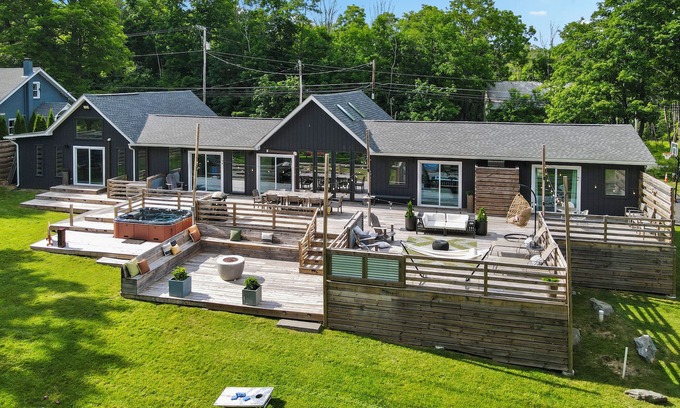 Henryville Casa | Sleeps 14! Game Room, Hot Tub, Firepit, Near Camelback & Great Wolf Lodge