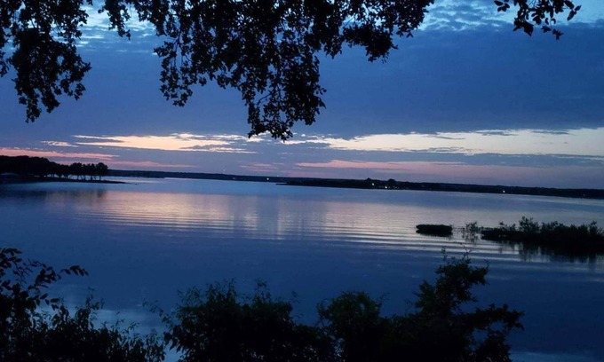 Eastland Casa | SLEEPS 14- Serene Lakefront Retreat, Best Views on the Lake