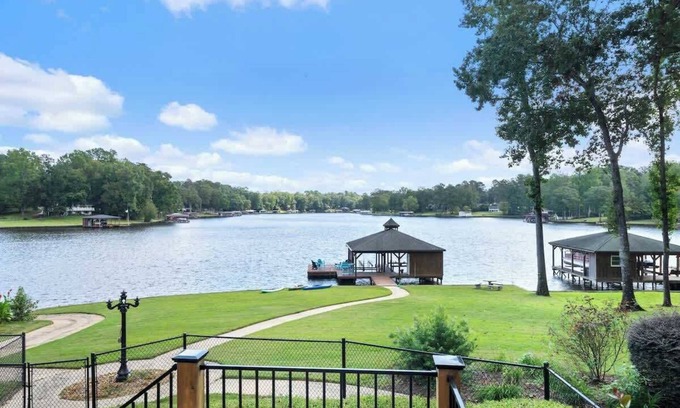 Milledgeville Casa | Sleeps 16, 4 Master's, Kayaks, Gaming Area + More!