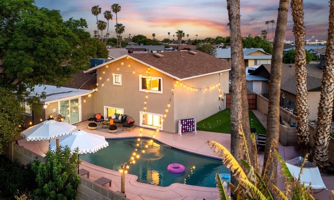 Glendale Casa | Sleeps 16 | Heated Pool, Putterball & Bocce Fun!