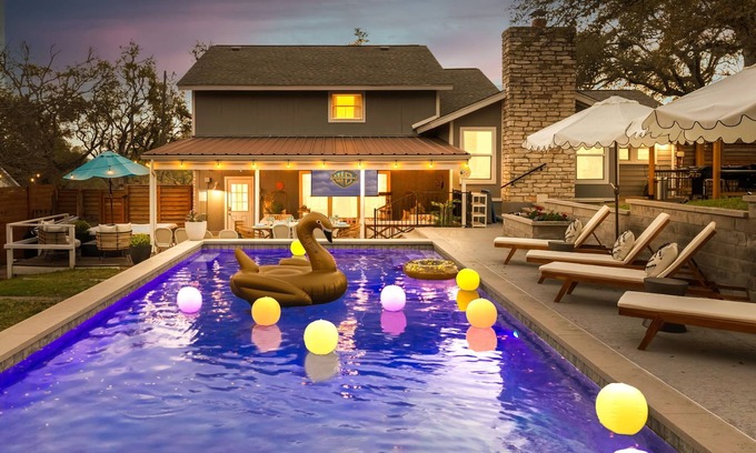 West Oak Hill Casa | Sleeps 16+ Oasis*Estate w/ Pool Hot Tub Movie