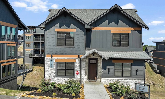 Sevierville Chalet De Esquí | Sleeps 18 | Heated Pool | Hot Tub | Mountain Views
