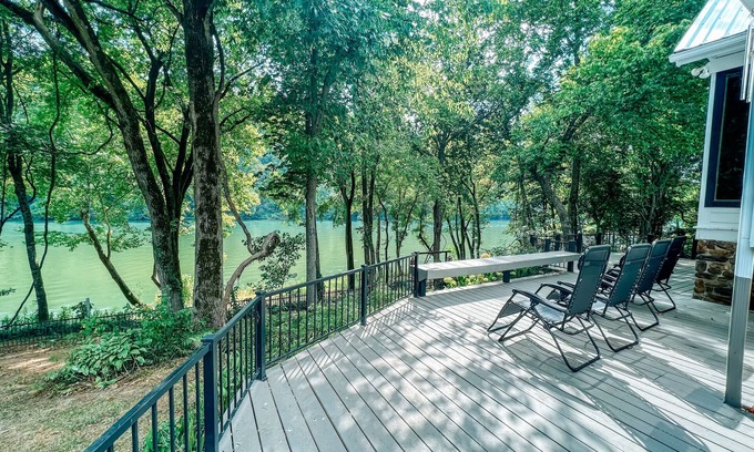 Mountain View Casa | Sleeps 18, Stunning Home, Breathtaking Views of The White River, New Furnishings