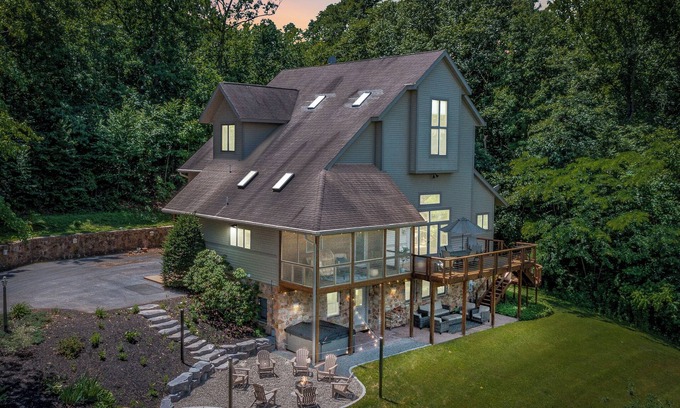 Rexmont Casa | Sleeps 19+ with Hot tub, Game Room & Swing Set