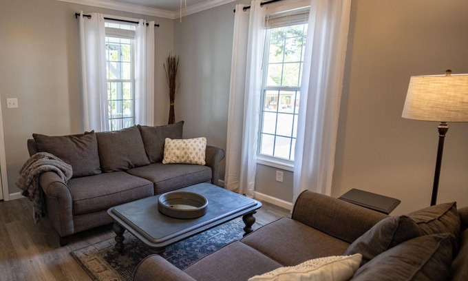Atchison Casa | Sleeps 2 - 12 Chesterton House: Clean, Stylish, Family Friendly, and Close to BC