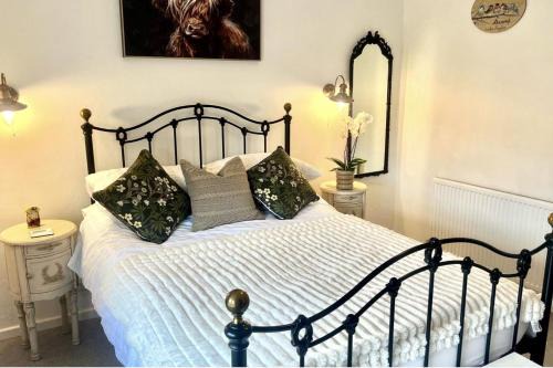Snitterfield Casa | Sleeps 2 Cottage -Private Garden - Log burner