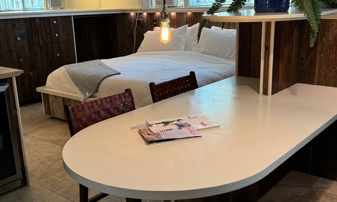 West of Town Apartamento | Sleeps 2+, newly renovated suite, kitchenette.
