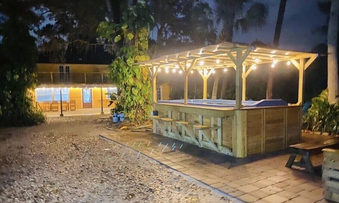 Town 'n' Country Casa | Sleeps 20+, 2 houses, Swim-Spa, hot tub, bachelor and party place