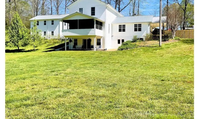 Dahlonega Otro | SLEEPS 20! Cheerful Modern Farmhouse