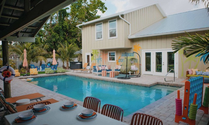 Palma Sola Casa | Sleeps 20 | Games | Basketball | Pool | Movie Room