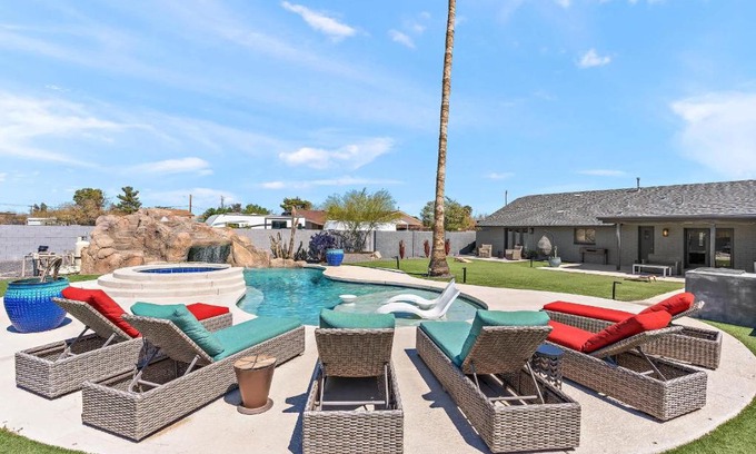Waltann Casa | Sleeps 20 Heated Pool Games Fire Pit Dog Friendly