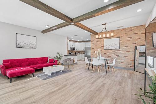 Ybor City Casa | Sleeps 20! Luxe 6 BDRM 4 BTH Duplex - Downtown TPA