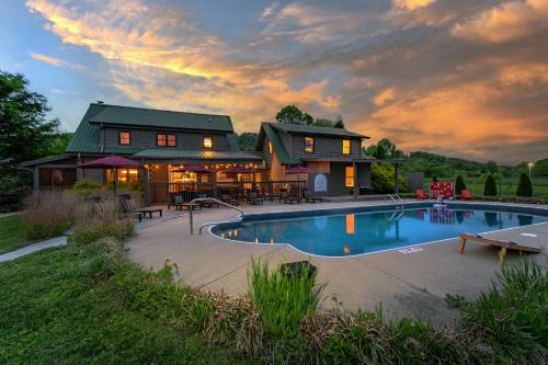 Arden Casa | Sleeps 20 Sport Court Pool Hot Tub Playground