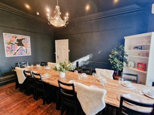Ashton-under-Lyne Casa | Sleeps 20 Stunning Ashton Mansion